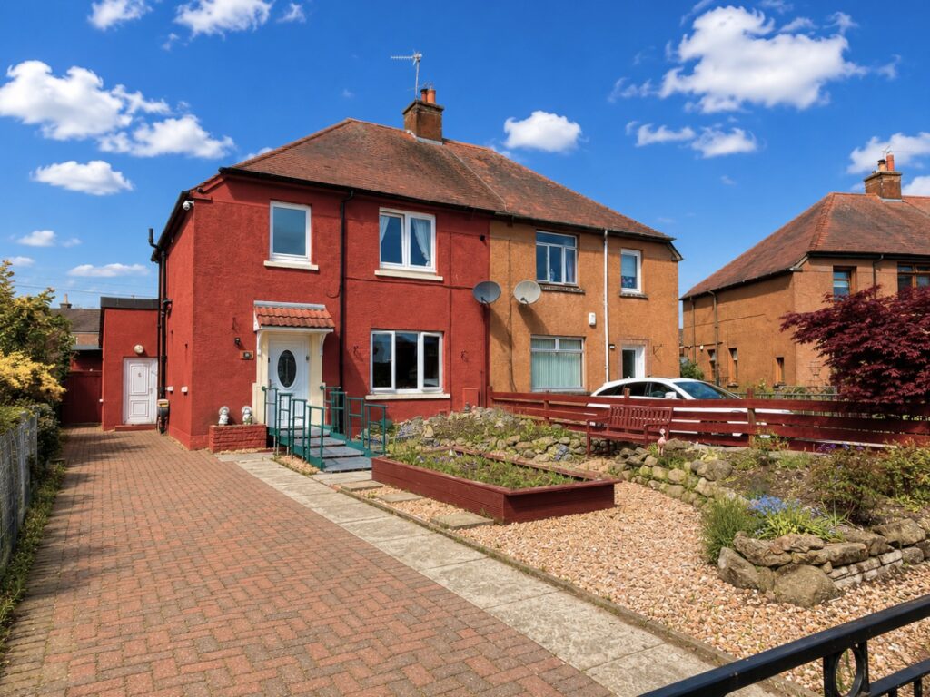 16 Emslie Drive, Kinross